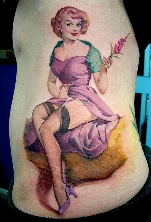 Schönes Vintage Pin Up Mädchen in lila Kleid mit Blume Tattoo von David Corden