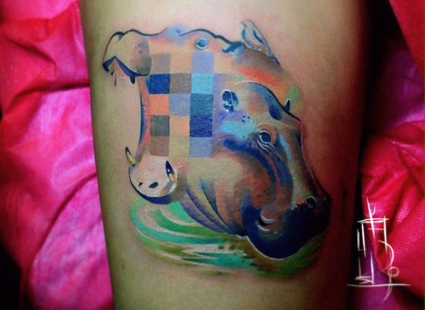 Tatuaje  de hipopótamos surrealistas