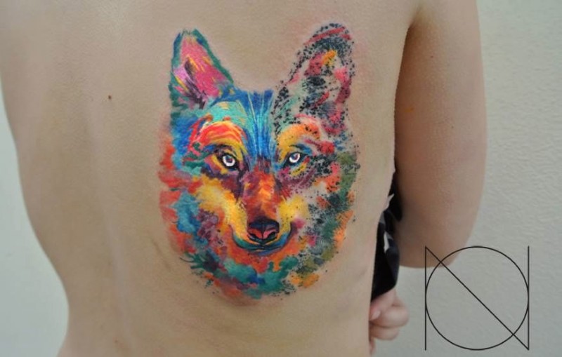 Tatuaje  de lobo de acuarelas en la espalda