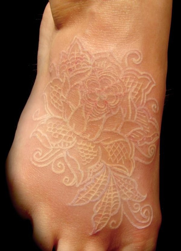 splendido fiore inchiostro bianco tatuaggio sul piedi