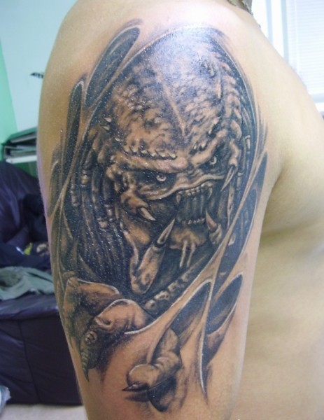 Tatuaje  de xenomorfo asqueroso en el brazo