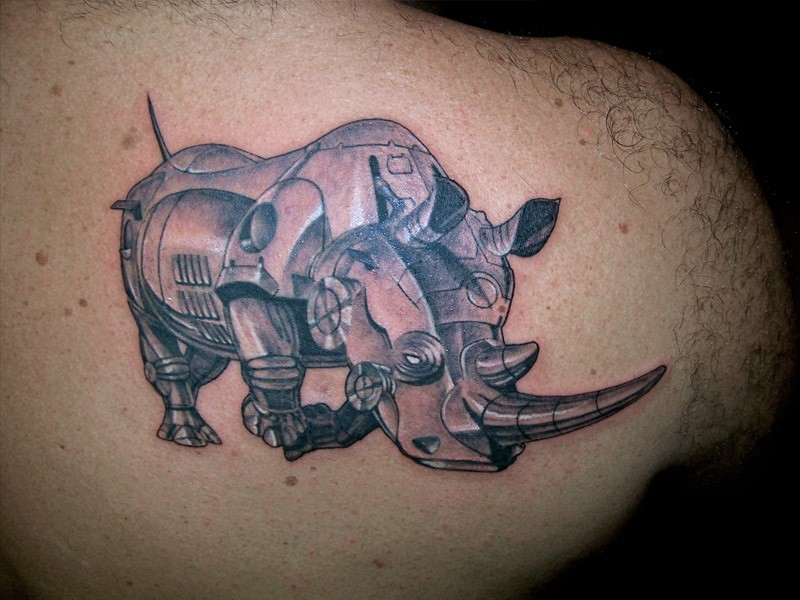 Tatuaje  de rinoceronte de hierro  en el hombro