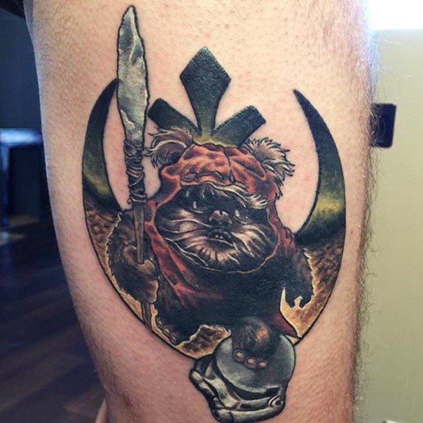 Tatuaje en la pierna, ewok pequeño con casco de stormtrooper y emblema del imperio