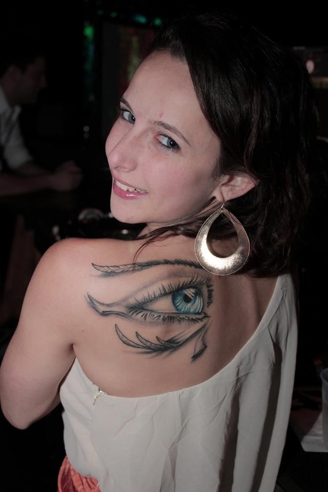 Tatuajes en el omóplato, Ojo de Horus  magnífico