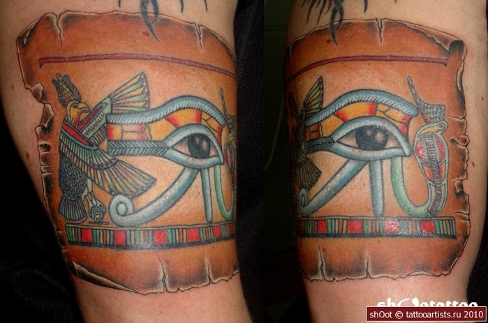 Tatuaje de ojo de Horus precioso en el pergamino