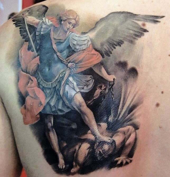 Tatuaje en el omóplato, ángel guerrero intrépido que mató al demonio