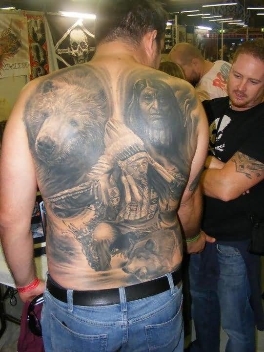 Tatuaje en la espalda, oso grande con indio y lobo, colores negro blanco
