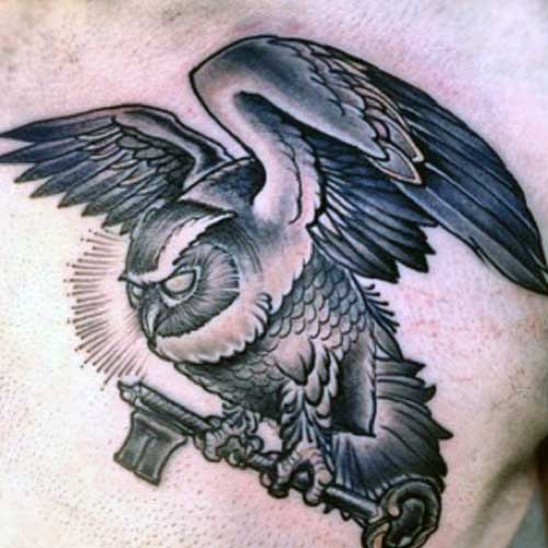 Herrliche schwarzweiße Fantasy-Eule mit Schlüssel Tattoo am Rücken