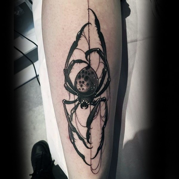 Herrliches schwarzes und weißes Unterarm Tattoo mit gruseliger Spinne