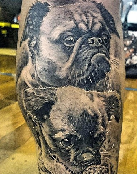 Prächtige schwarze und weiße kleine Hunde Tattoo am Bein