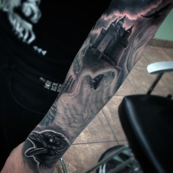 Tatuaje en el brazo, castillo antiguo misterioso con lobo blanco y cuervo