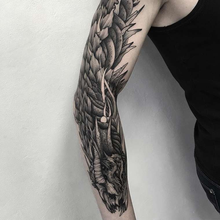 Tatuaje negro blanco en el brazo, dragón impresionante detallado