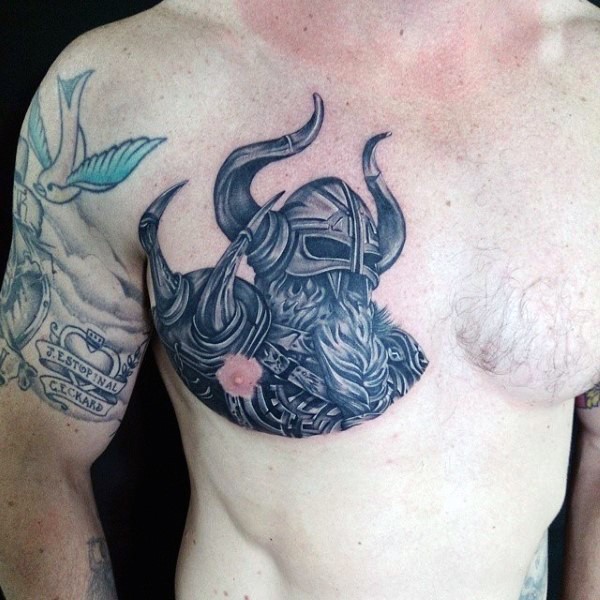 Prächtiges schwarzes detailliertes mystisches Krieger Tattoo an der Brust