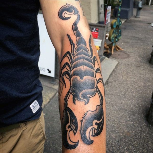 Herrlicher schwarzer  detaillierter Skorpion Tattoo am Arm