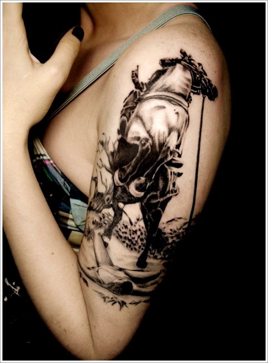 Tatuaje en el brazo, caballo blanco salvaje