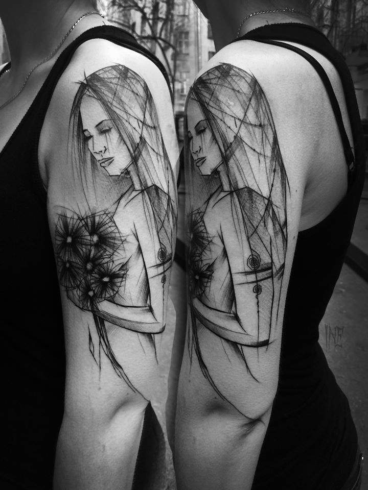 Magnífico estilo blackwork pintado por Inez Janiak tatuagem de mulher bonita com flores no braço