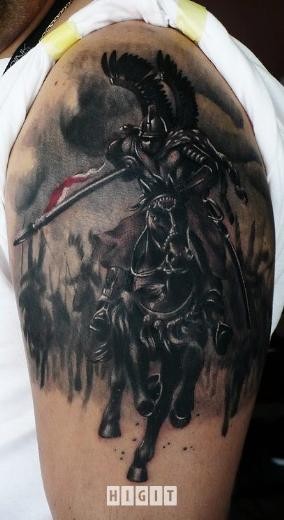 Tatuaje en el brazo, dibujo increíble detallado de guerrero estupendo a caballo