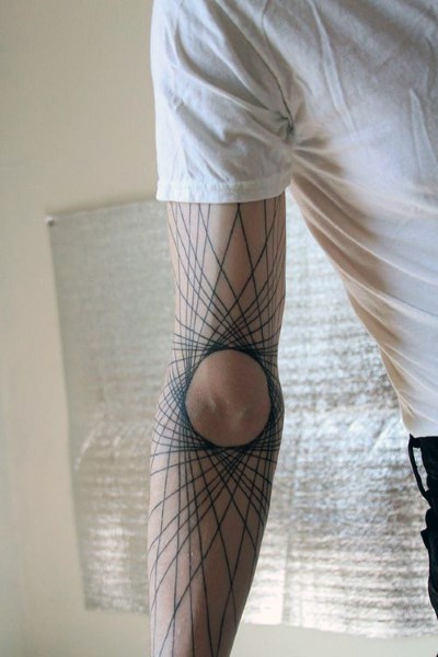Tatuaje en el brazo,
ornamento simple precioso, tinta negra
