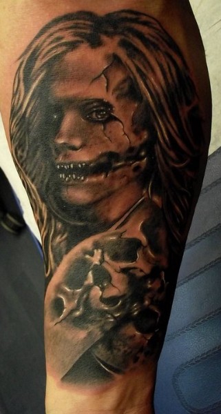 Tatuaje en el brazo, mujer monstruosa aterradora