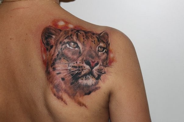 Magnifiker Blick farbiger  Leopardenkopf Tattoo auf der Schulter
