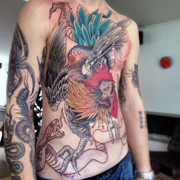 magnifico multicolore grande dettagliato gallo combatente con serpente tatuaggio su petto e pancia