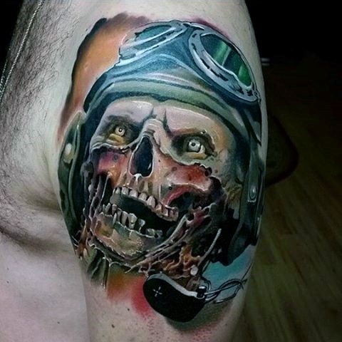 Tatuaje en el hombro,
cráneo demoniaco de piloto en casco