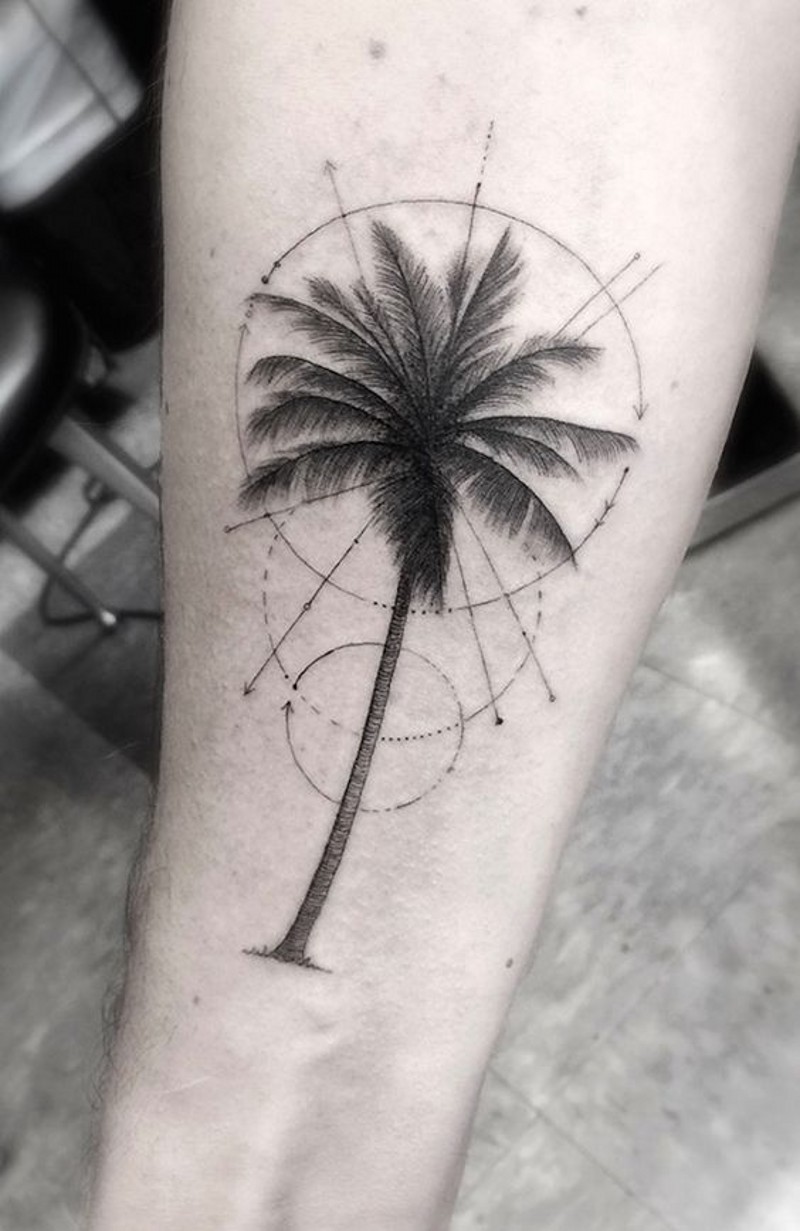 magnifico dipinto grande albero palma con cerchi tatuaggio su braccio
