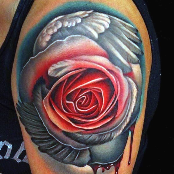 Tatuaje en el hombro, rosa de colores rojo y plateado con alas blancas