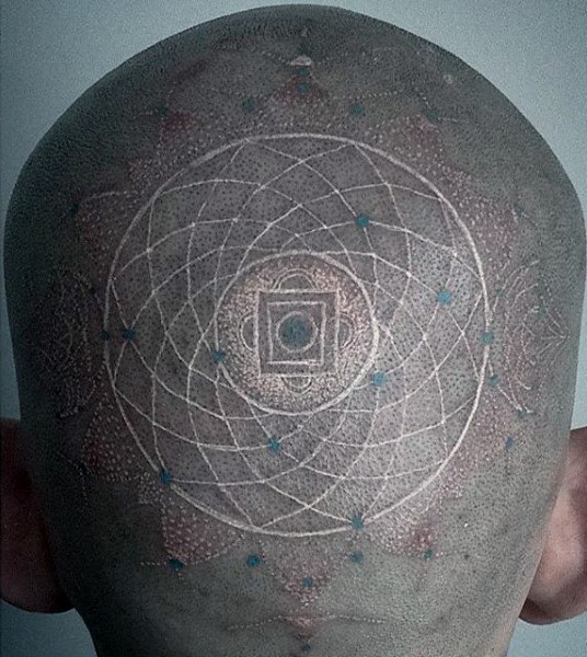 Tatuaje en la cabeza, simbolo misterioso grande