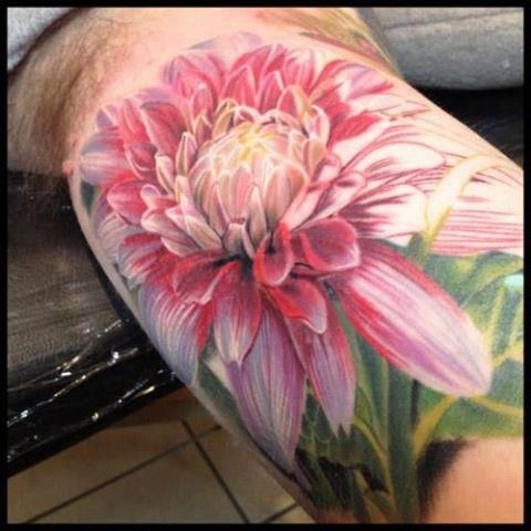Tatuaje en el brazo, flor exquisita espectacular
