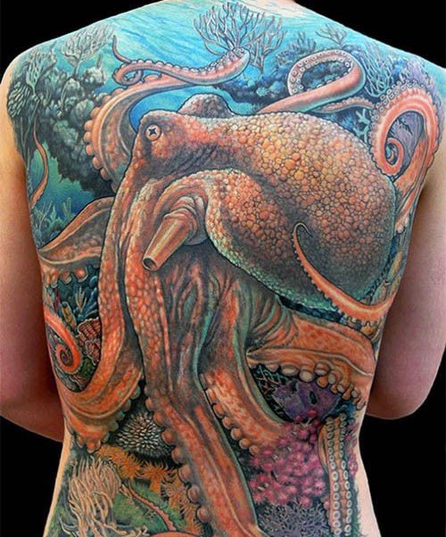 Tatuaje en la espalda completa,
 mundo submarino maravilloso con puplo enorme y plantas diferentes