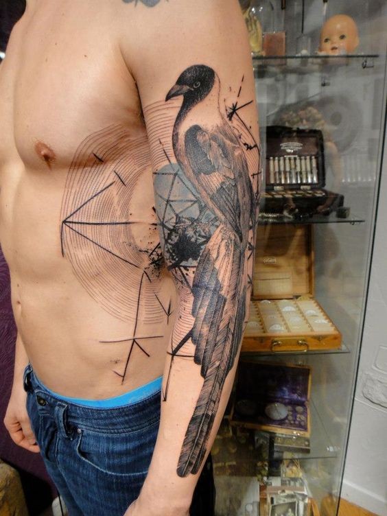 magnifico dipinto molto realistico colorato grande uccello con cerchio mistico tatuaggio su braccio e lato
