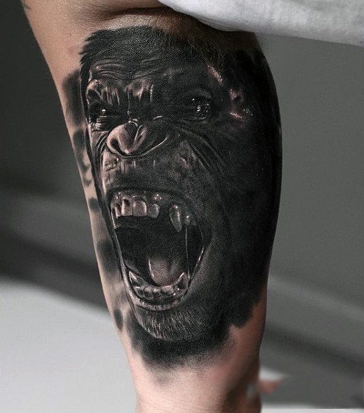 Prächtiger sehr detaillierter schwarzweißer wütender Gorilla Tattoo am Arm