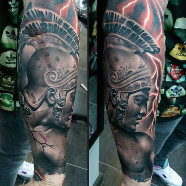 Prächtiger sehr detaillierter schwarzer alter Krieg Gott Tattoo am Arm