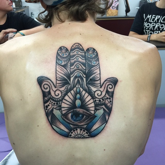 Herrliches sehr detailliertes buntes Hamsa Hand Tattoo am Rücken