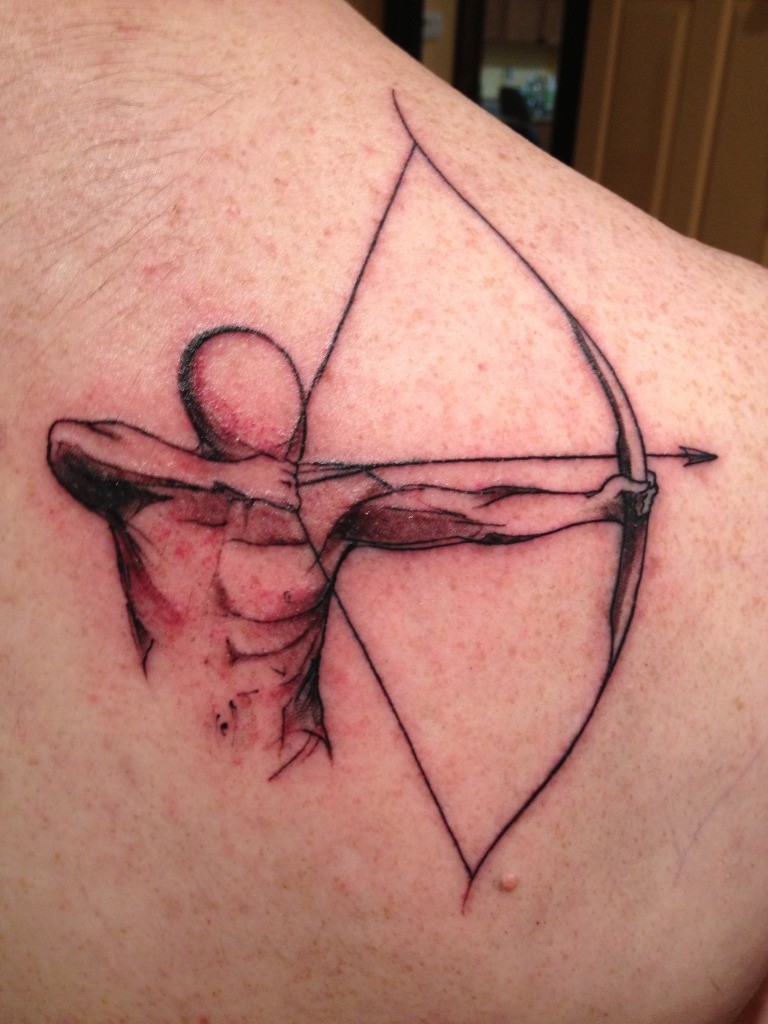 uomo con arco e freccia tatuaggio su spalla
