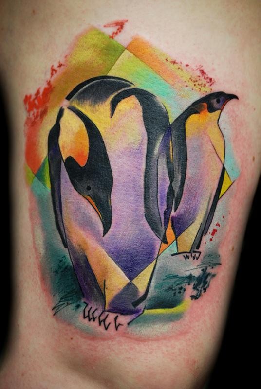 Tatuaje de pingüinos multicolores en la pierna
