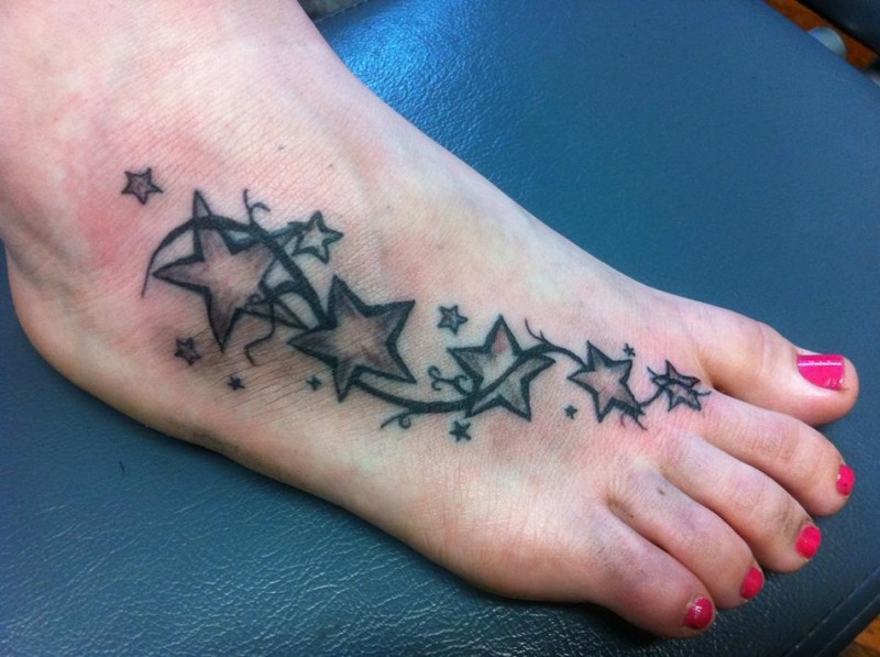 Tattoo von vielen verschiedenen Sternen auf dem Fuß für Mädels