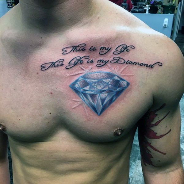 Tolles großes detailliertes farbiges Tattoo mit Diamant  an der Brust mit klugem Schriftzug