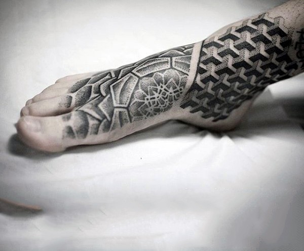 Tatuaje en el pie, ornamento excelente de tinta negra