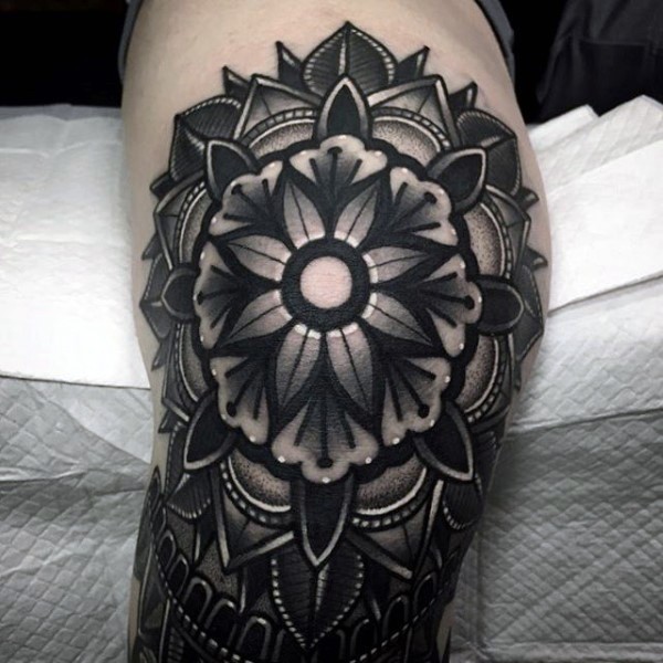 Tolles schwarzes Bein Tattoo mit Oldschool Blume