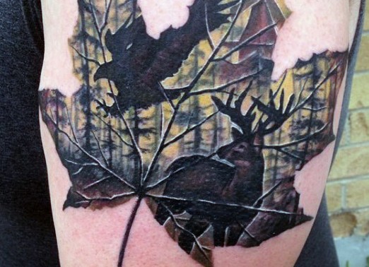 Erstaunliches Kleeblatt geformtes Schulter Tattoo mit Wald, Hirsch und Adler