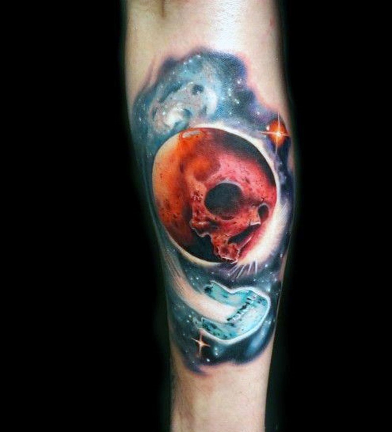 Tatuaje en la pierna, planeta roja con silueta de cráneo en el cosmos