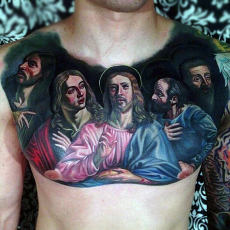 Tatuaje en el pecho,  santos se sentan a la mesa, diseño realista