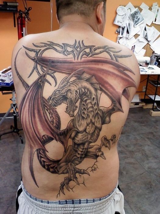 Erstaunliches detailliertes und farbiges ganzen Rücken Tattoo vom Fantasy-Drachen farbig