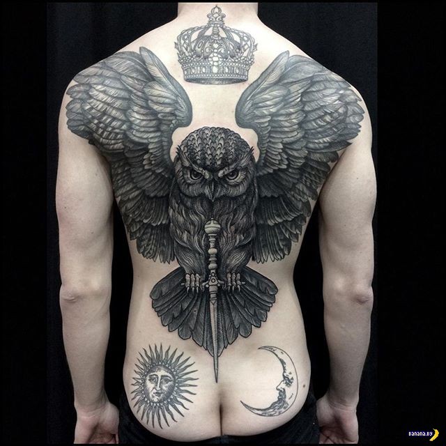 Tolle im illustrativen Stil große mystische Eule Tattoo am ganzen Rücken mit coolem Dolch und Krone