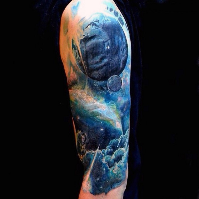 Tatuaje en el brazo, cosmos de color azul magnífico