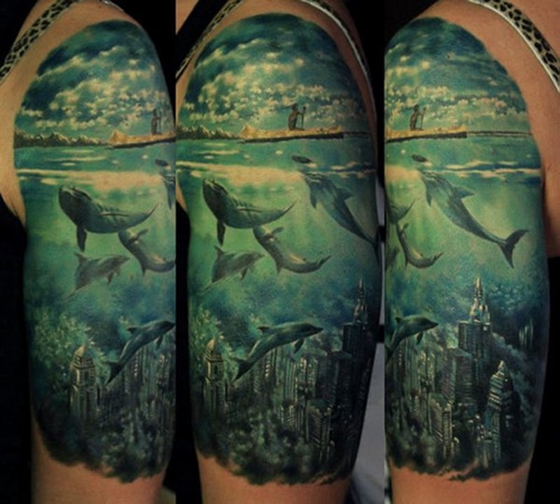 Tatuaje en el brazo, ciudad hundida, diseño impresionante
