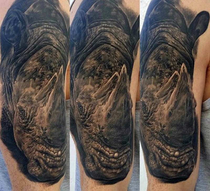Erstaunliches wirkliches schwarzes Schulter Tattoo mit massivem Nashornkopf