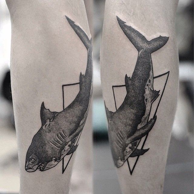 Tolles im Punktierung Stil Tattoo mit großem Hai am Bein